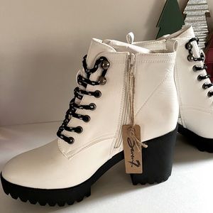 SEVEN7 FLATIRON WHITE BOOTS WITH BLACK BOTTOM NON SKID PLATFORMS SIZES 8 and 10